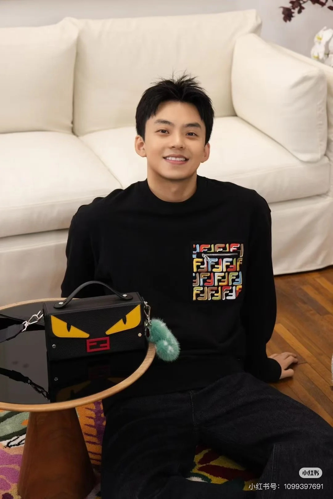 Fendi.芬迪 25秋冬限定胸前饰彩色FF拉链贴袋针织圆领卫衣，采用400克重莱赛尔空气层面料，其特性