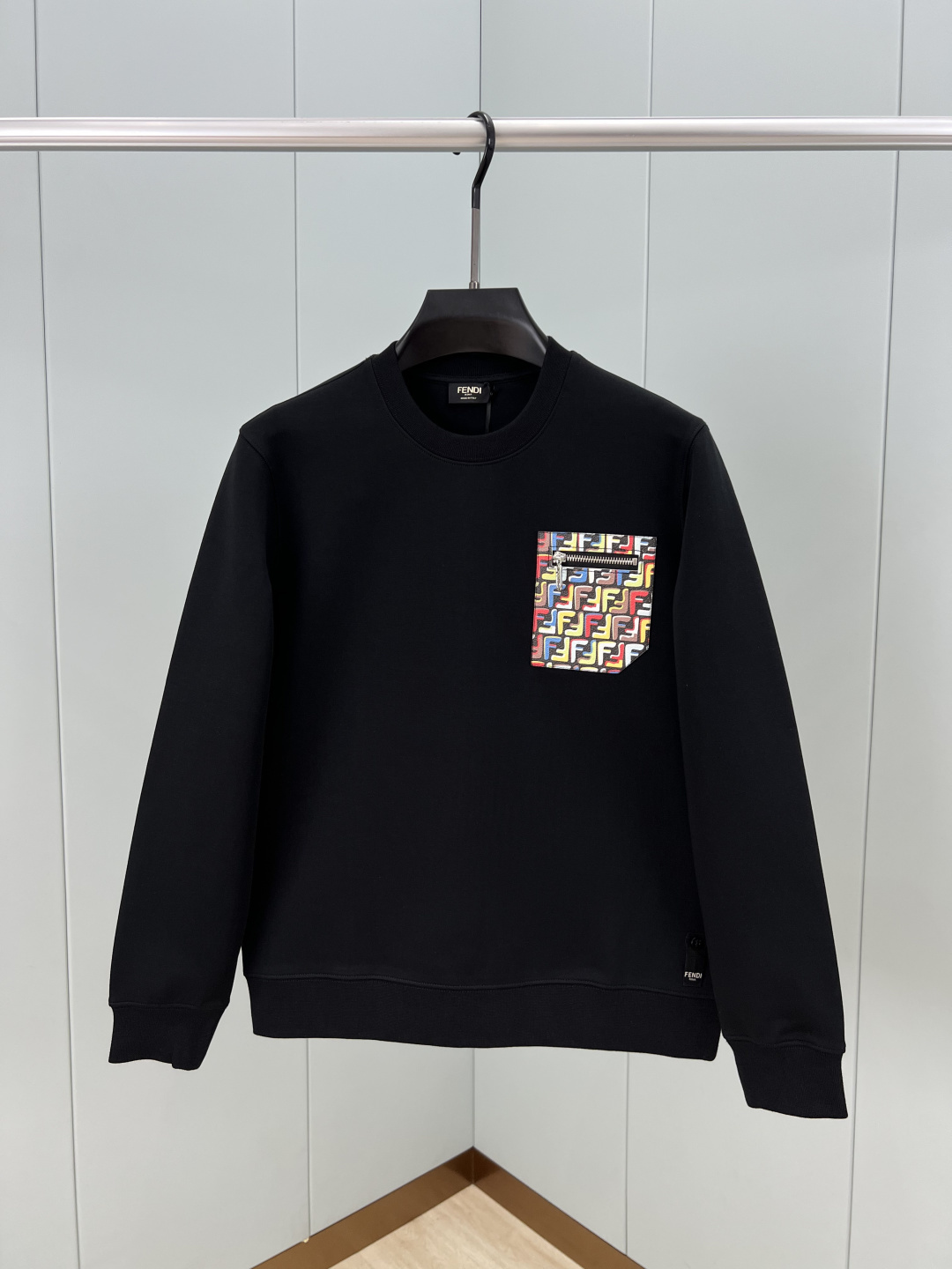 Fendi.芬迪 25秋冬限定胸前饰彩色FF拉链贴袋针织圆领卫衣，采用400克重莱赛尔空气层面料，其特性