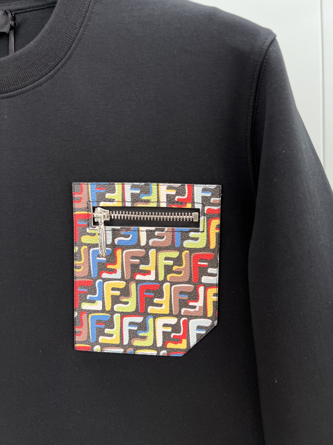 Fendi.芬迪 25秋冬限定胸前饰彩色FF拉链贴袋针织圆领卫衣，采用400克重莱赛尔空气层面料，其特性