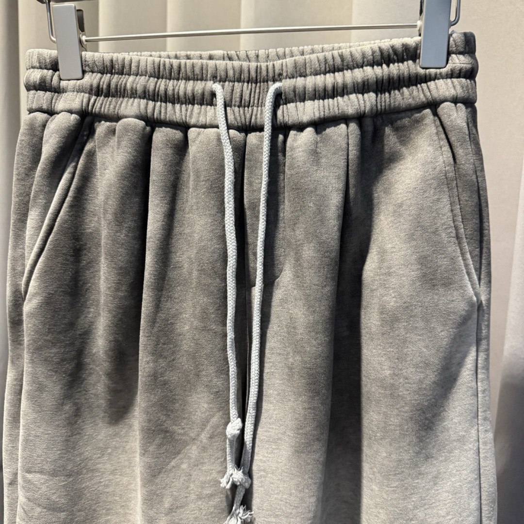 巴黎🌟秋冬新款休闲裤🆕采用优质面料，具有质感，松紧腰带设计，超级时尚洋气！码数：M-3XL 男女同款（加