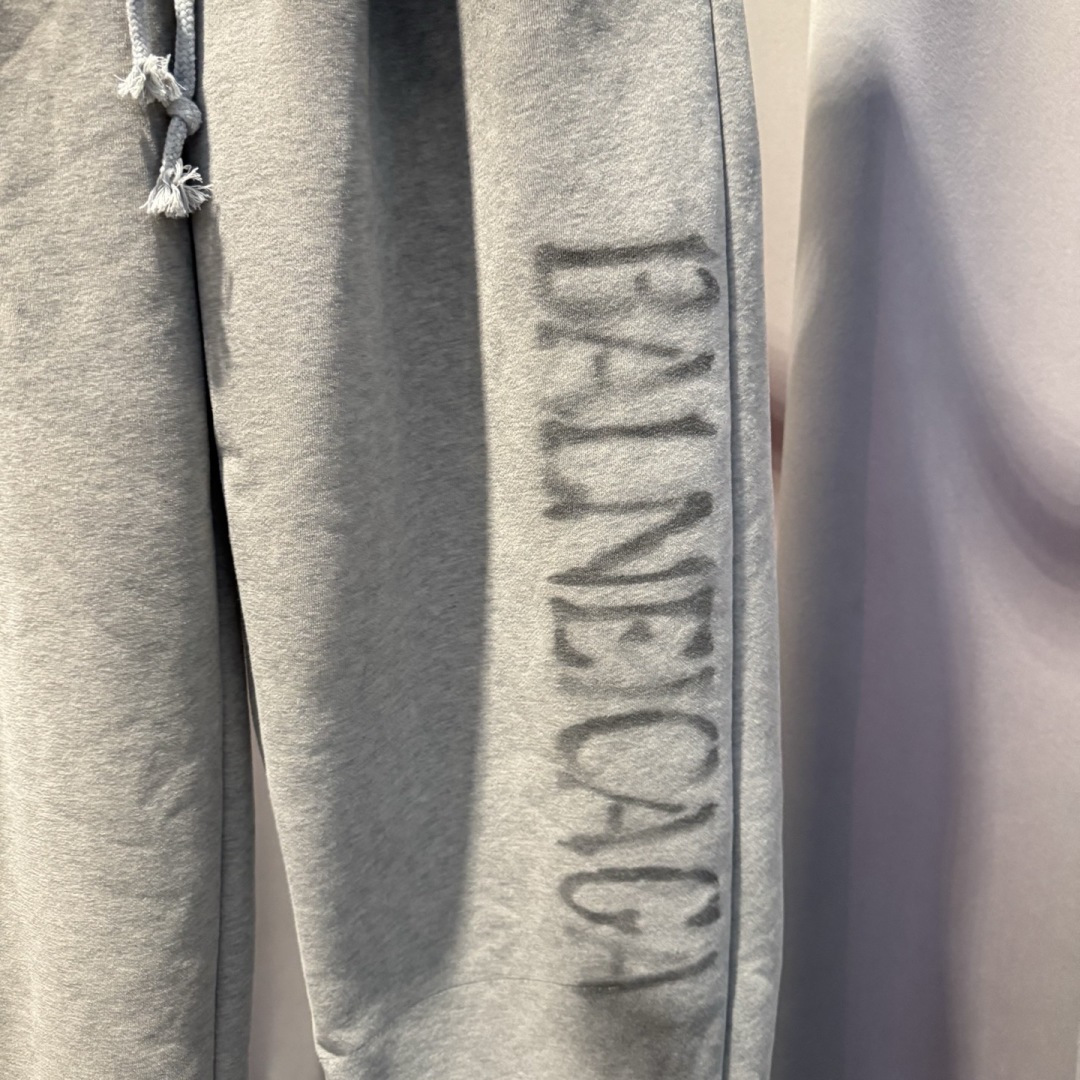 巴黎🌟秋冬新款休闲裤🆕采用优质面料，具有质感，松紧腰带设计，超级时尚洋气！码数：M-3XL 男女同款（加