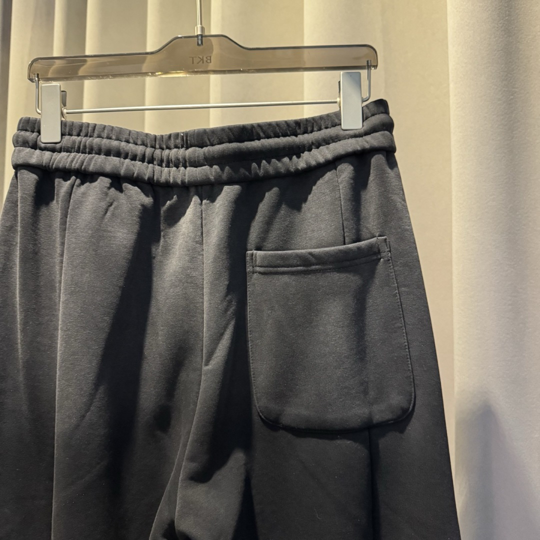 巴黎🌟秋冬新款休闲裤🆕采用优质面料，具有质感，松紧腰带设计，超级时尚洋气！码数：M-3XL 男女同款（加