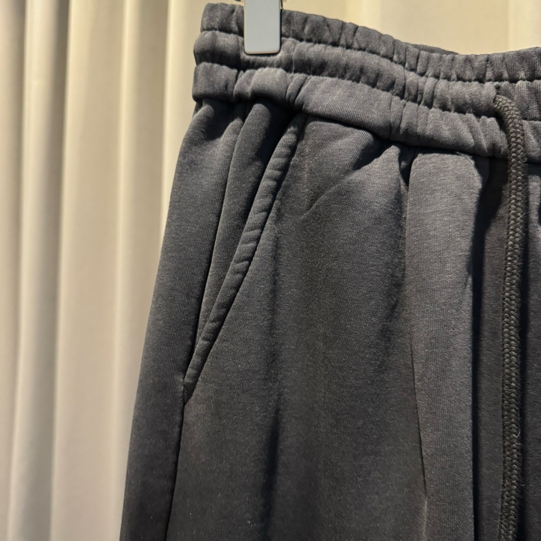 巴黎🌟秋冬新款休闲裤🆕采用优质面料，具有质感，松紧腰带设计，超级时尚洋气！码数：M-3XL 男女同款（加