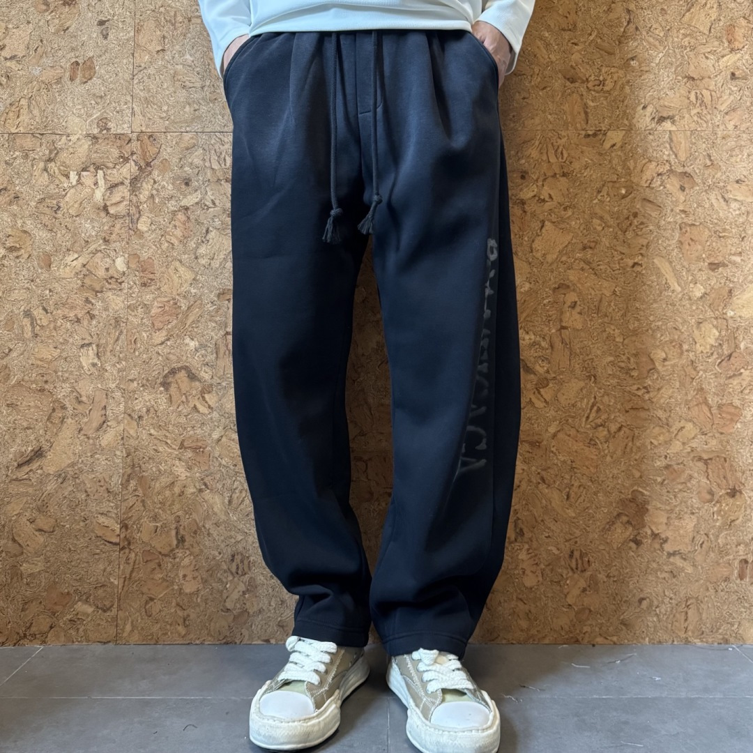 巴黎🌟秋冬新款休闲裤🆕采用优质面料，具有质感，松紧腰带设计，超级时尚洋气！码数：M-3XL 男女同款（加