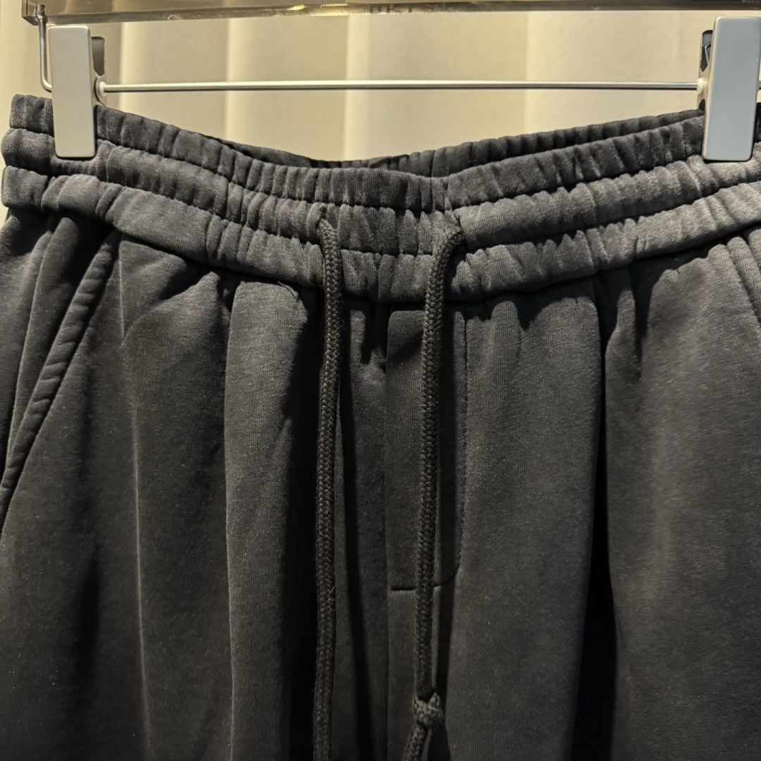 巴黎🌟秋冬新款休闲裤🆕采用优质面料，具有质感，松紧腰带设计，超级时尚洋气！码数：M-3XL 男女同款（加