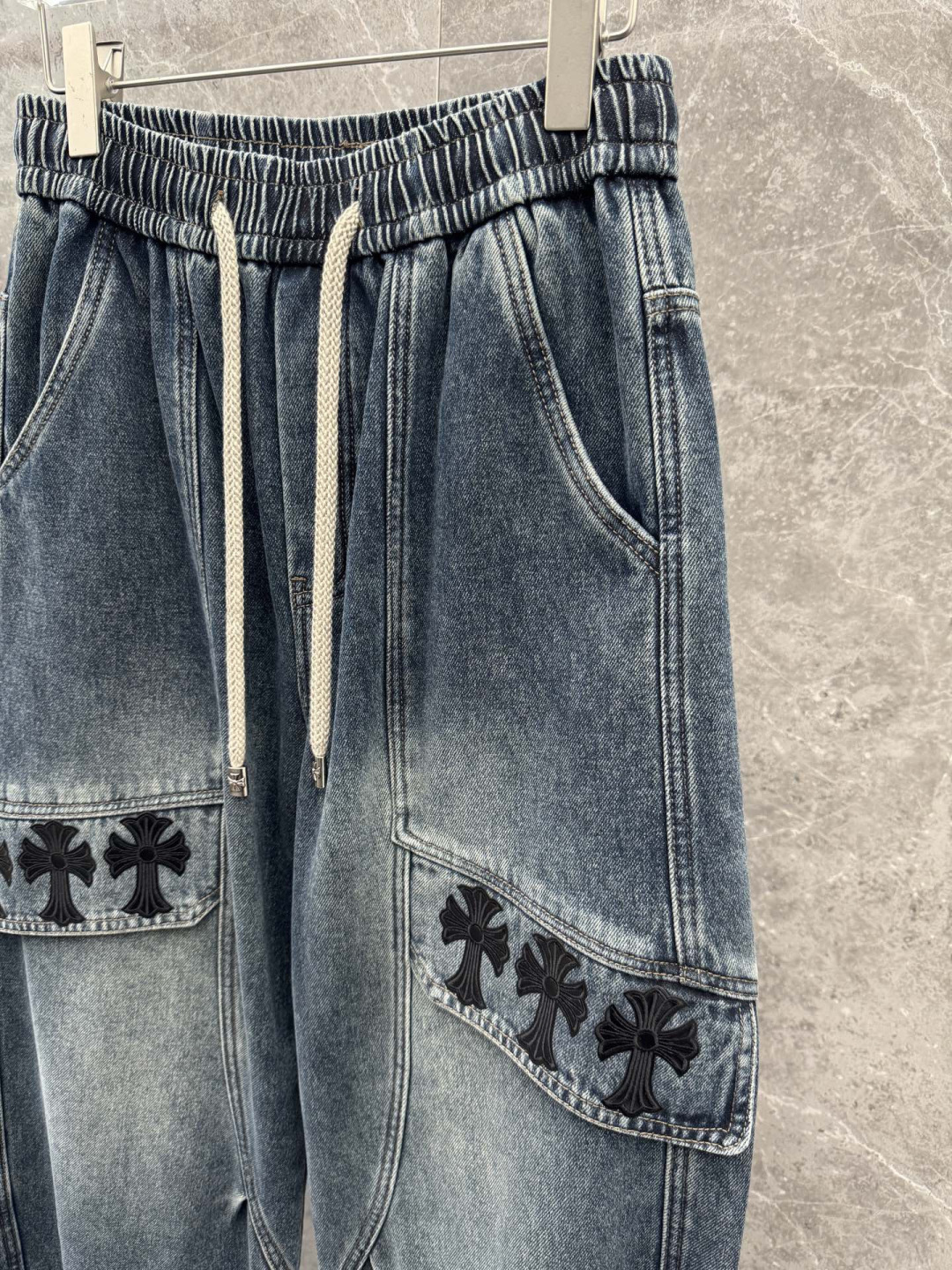 克罗心🌈🌈新款加绒弯刀裤，整款休闲裤非常高档，采用优质高定面料，面料与版型都是极其精良的，着穿这种高档的