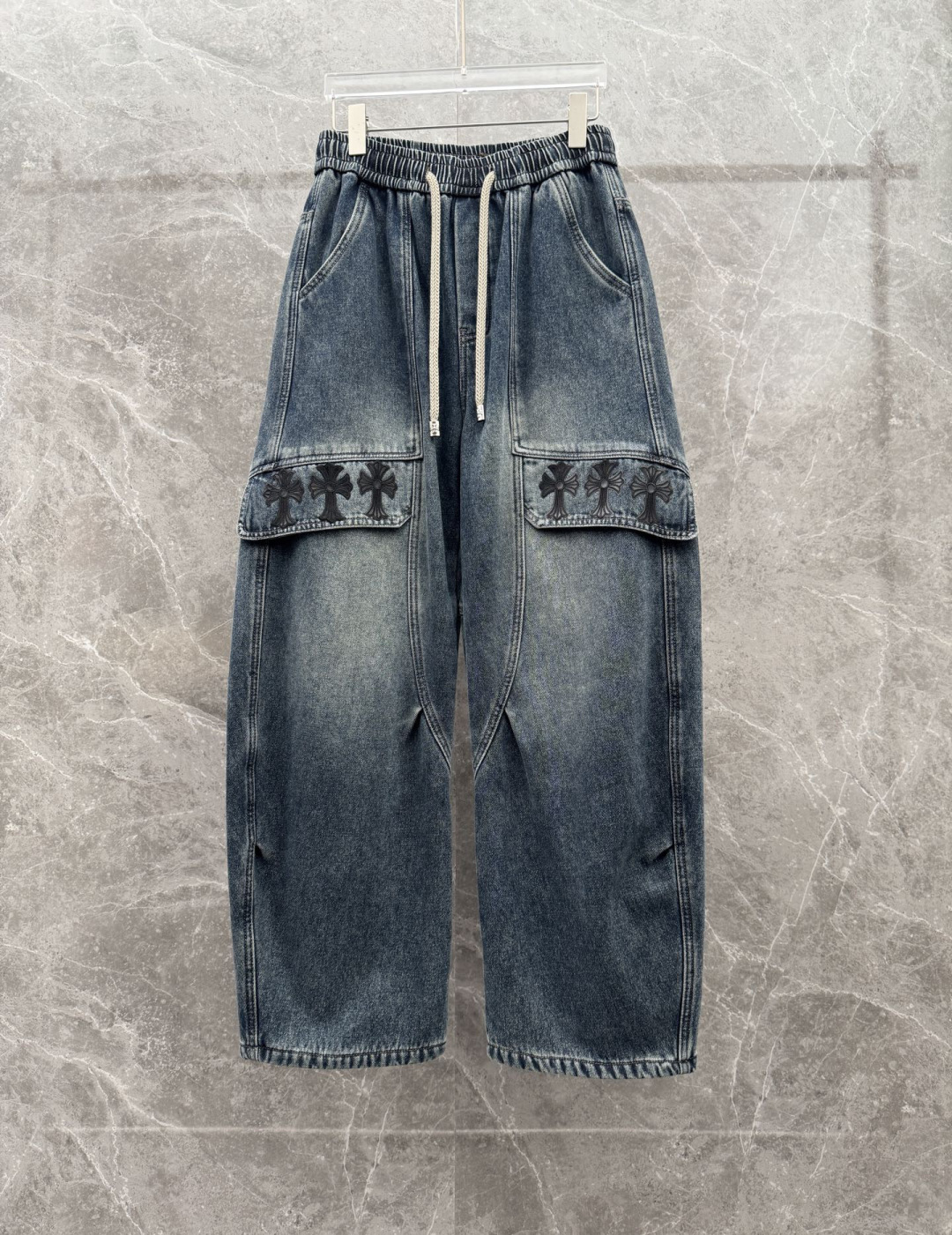 克罗心🌈🌈新款加绒弯刀裤，整款休闲裤非常高档，采用优质高定面料，面料与版型都是极其精良的，着穿这种高档的