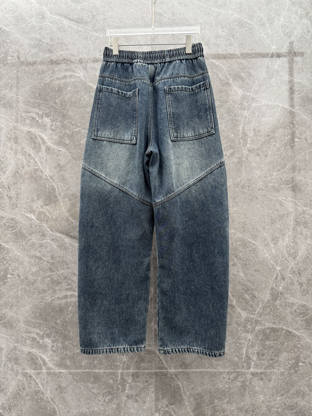 克罗心🌈🌈新款加绒弯刀裤，整款休闲裤非常高档，采用优质高定面料，面料与版型都是极其精良的，着穿这种高档的