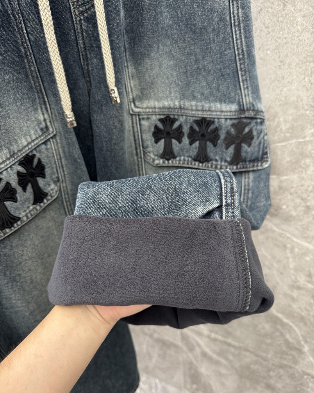 克罗心🌈🌈新款加绒弯刀裤，整款休闲裤非常高档，采用优质高定面料，面料与版型都是极其精良的，着穿这种高档的