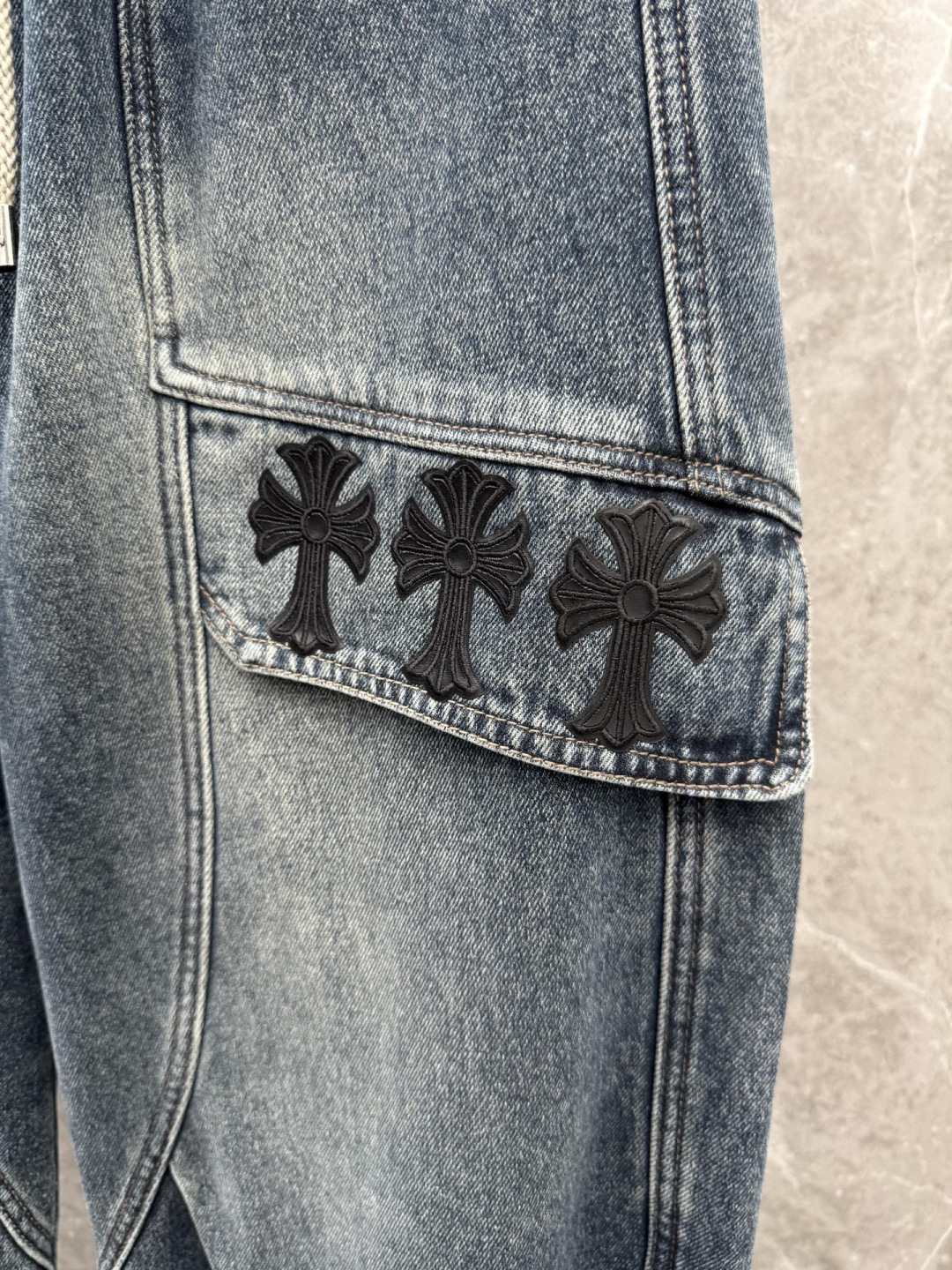 克罗心🌈🌈新款加绒弯刀裤，整款休闲裤非常高档，采用优质高定面料，面料与版型都是极其精良的，着穿这种高档的