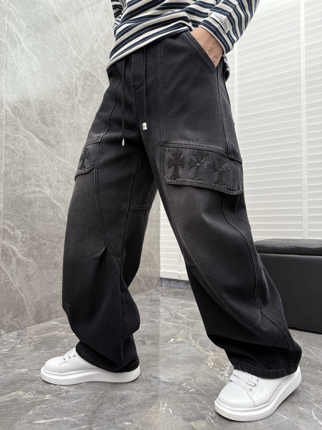 克罗心🌈🌈新款加绒弯刀裤，整款休闲裤非常高档，采用优质高定面料，面料与版型都是极其精良的，着穿这种高档的