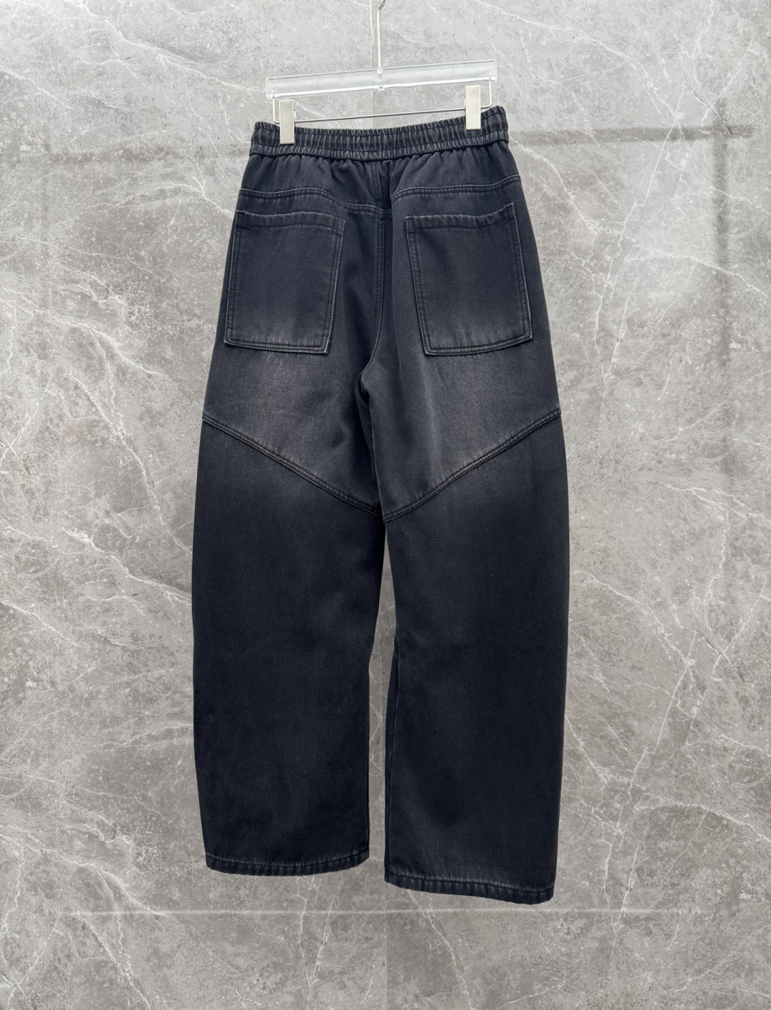 克罗心🌈🌈新款加绒弯刀裤，整款休闲裤非常高档，采用优质高定面料，面料与版型都是极其精良的，着穿这种高档的