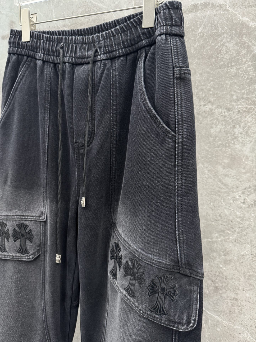 克罗心🌈🌈新款加绒弯刀裤，整款休闲裤非常高档，采用优质高定面料，面料与版型都是极其精良的，着穿这种高档的