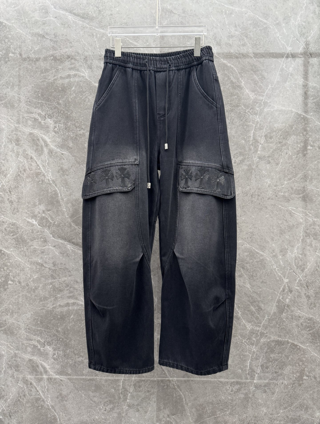 克罗心🌈🌈新款加绒弯刀裤，整款休闲裤非常高档，采用优质高定面料，面料与版型都是极其精良的，着穿这种高档的