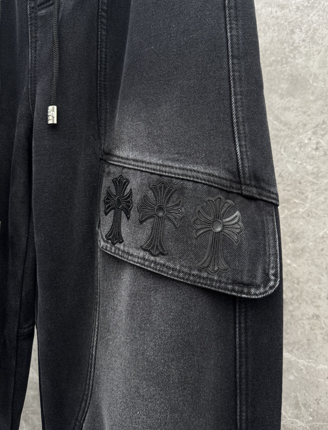 克罗心🌈🌈新款加绒弯刀裤，整款休闲裤非常高档，采用优质高定面料，面料与版型都是极其精良的，着穿这种高档的