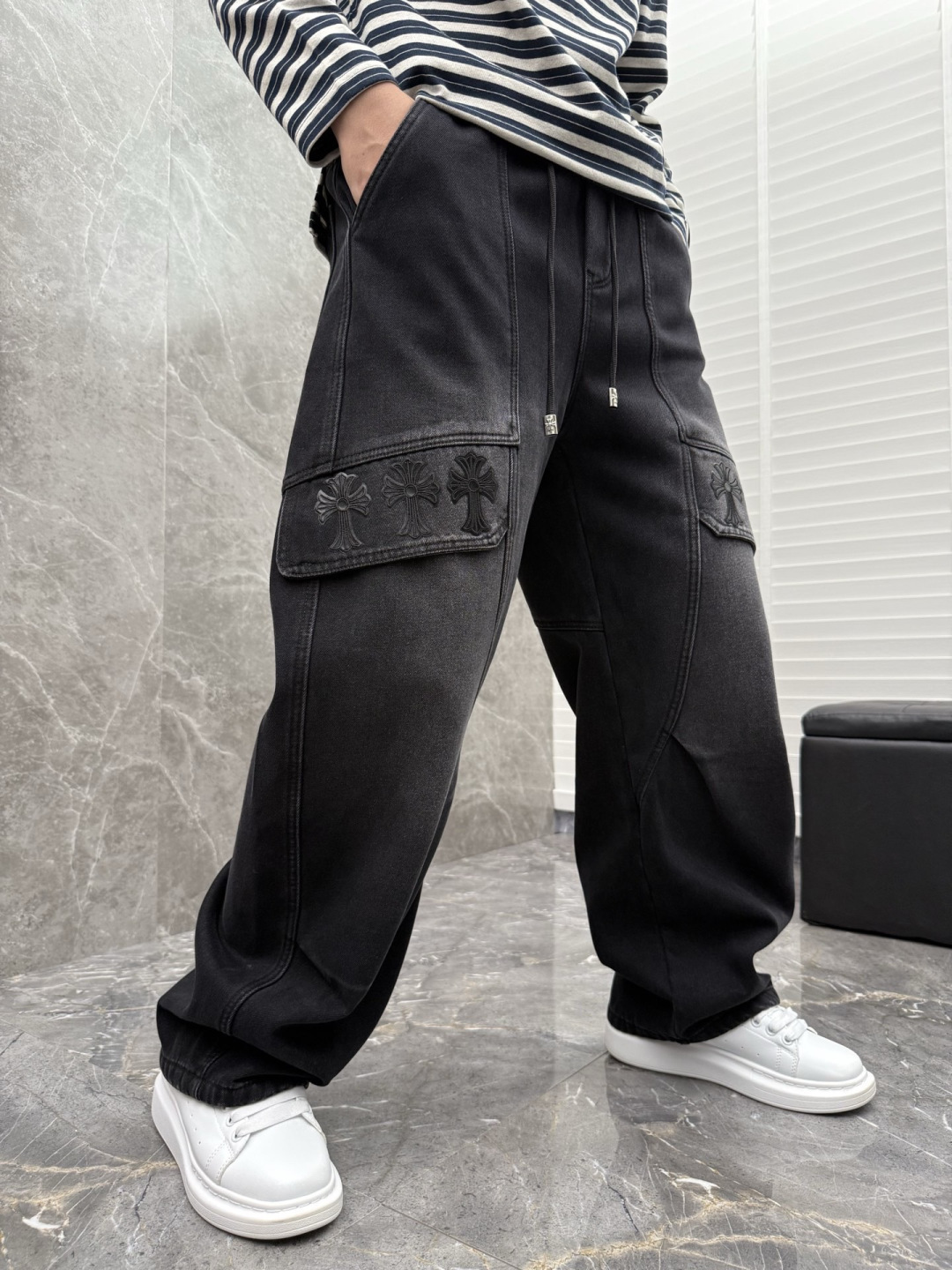 克罗心🌈🌈新款加绒弯刀裤，整款休闲裤非常高档，采用优质高定面料，面料与版型都是极其精良的，着穿这种高档的