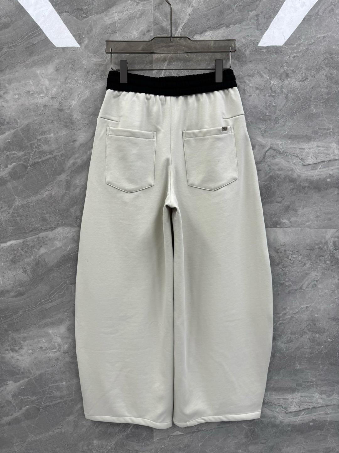 25秋冬新款Alo Yoga撞色拼接宽松加绒长裤，男士植绒logo设计弯刀阔版休闲裤。美国新贵潮流运动品