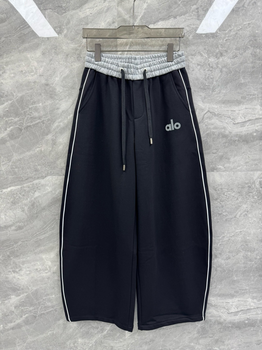 25秋冬新款Alo Yoga撞色拼接宽松加绒长裤，男士植绒logo设计弯刀阔版休闲裤。美国新贵潮流运动品