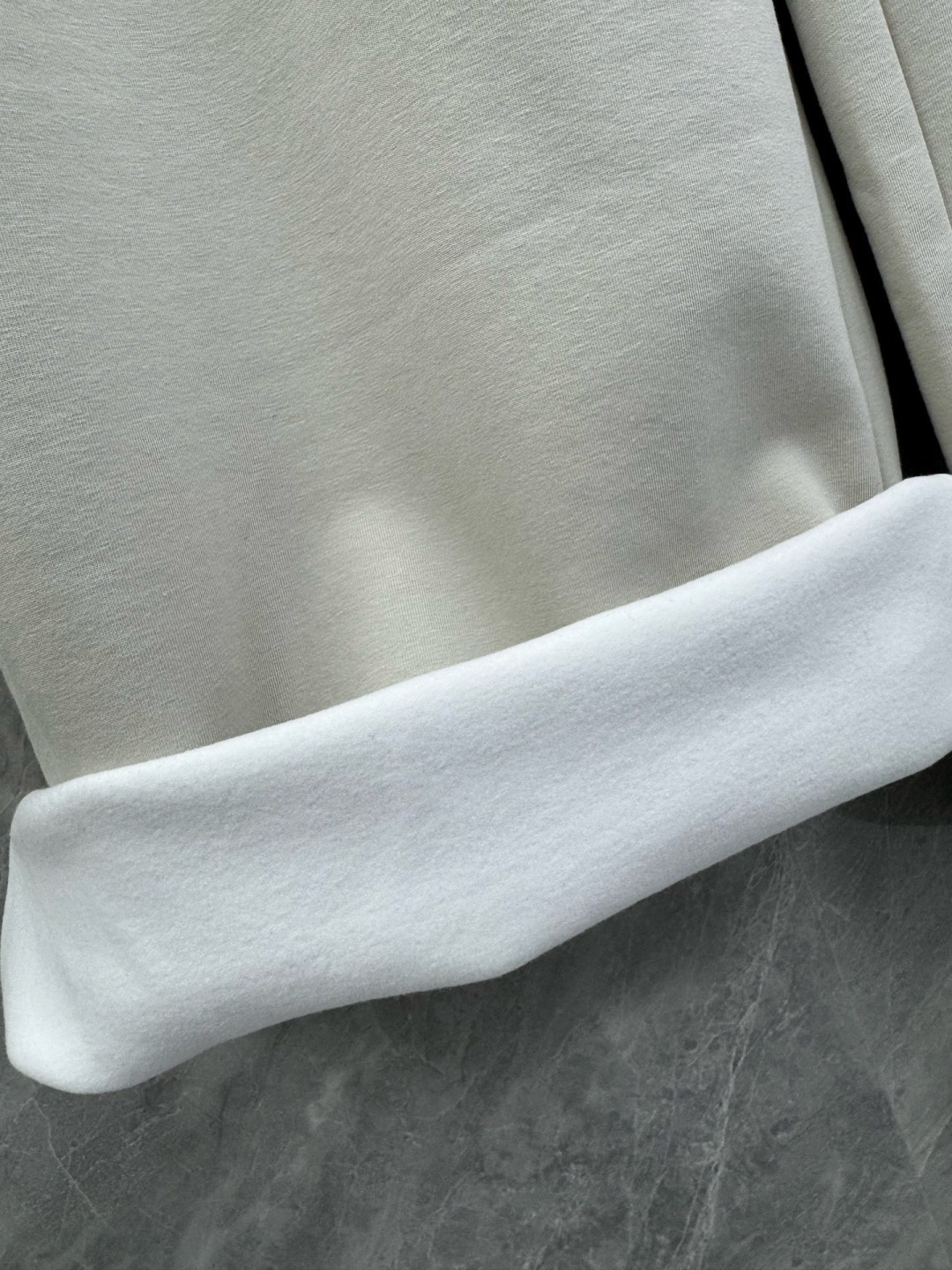 25秋冬新款Alo Yoga撞色拼接宽松加绒长裤，男士植绒logo设计弯刀阔版休闲裤。美国新贵潮流运动品