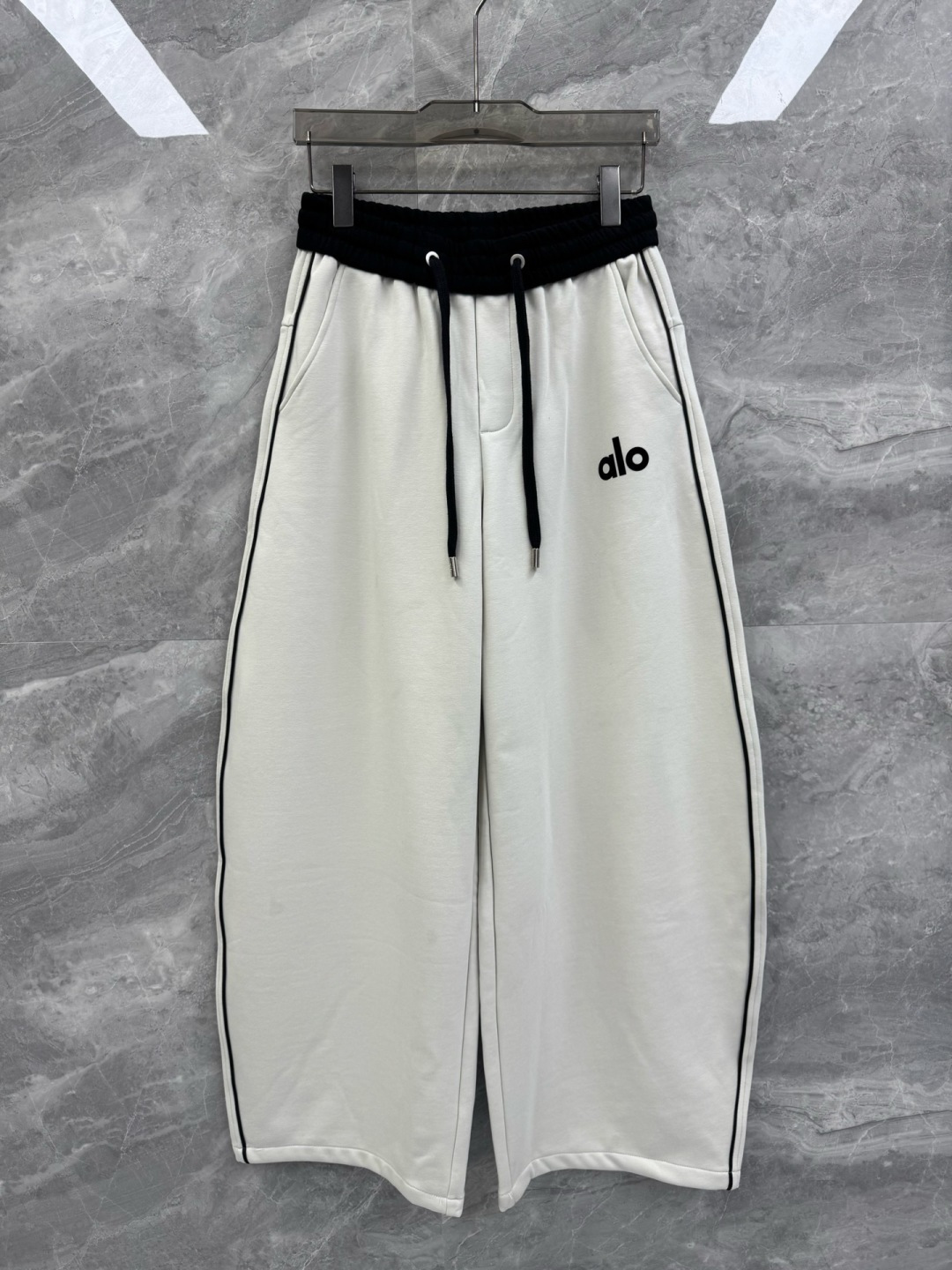 25秋冬新款Alo Yoga撞色拼接宽松加绒长裤，男士植绒logo设计弯刀阔版休闲裤。美国新贵潮流运动品