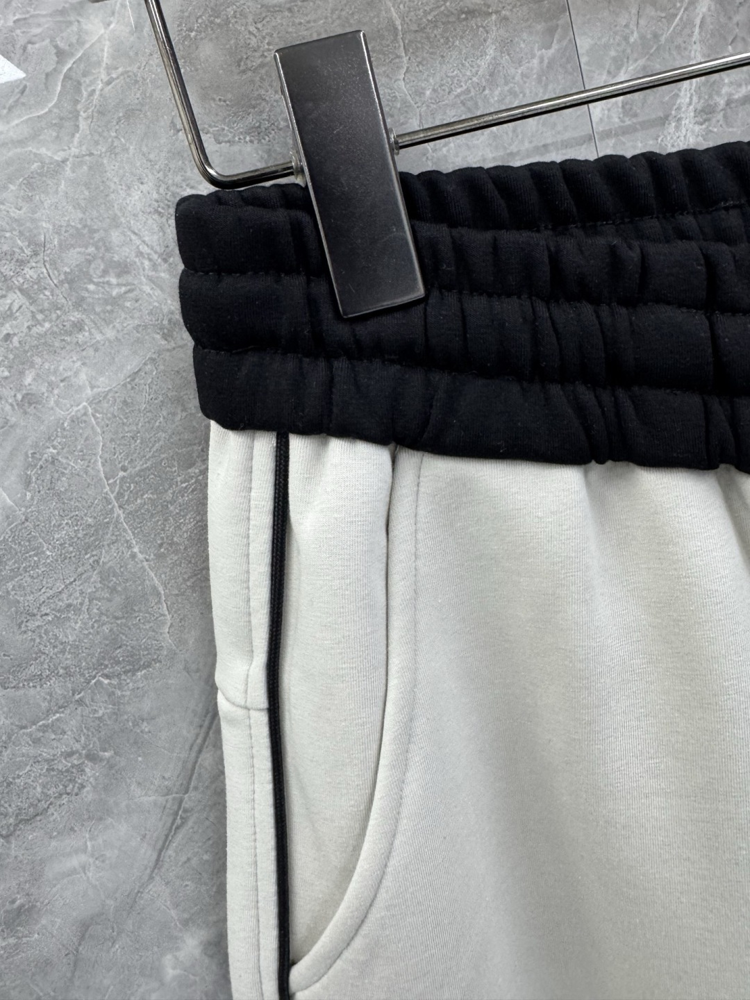 25秋冬新款Alo Yoga撞色拼接宽松加绒长裤，男士植绒logo设计弯刀阔版休闲裤。美国新贵潮流运动品