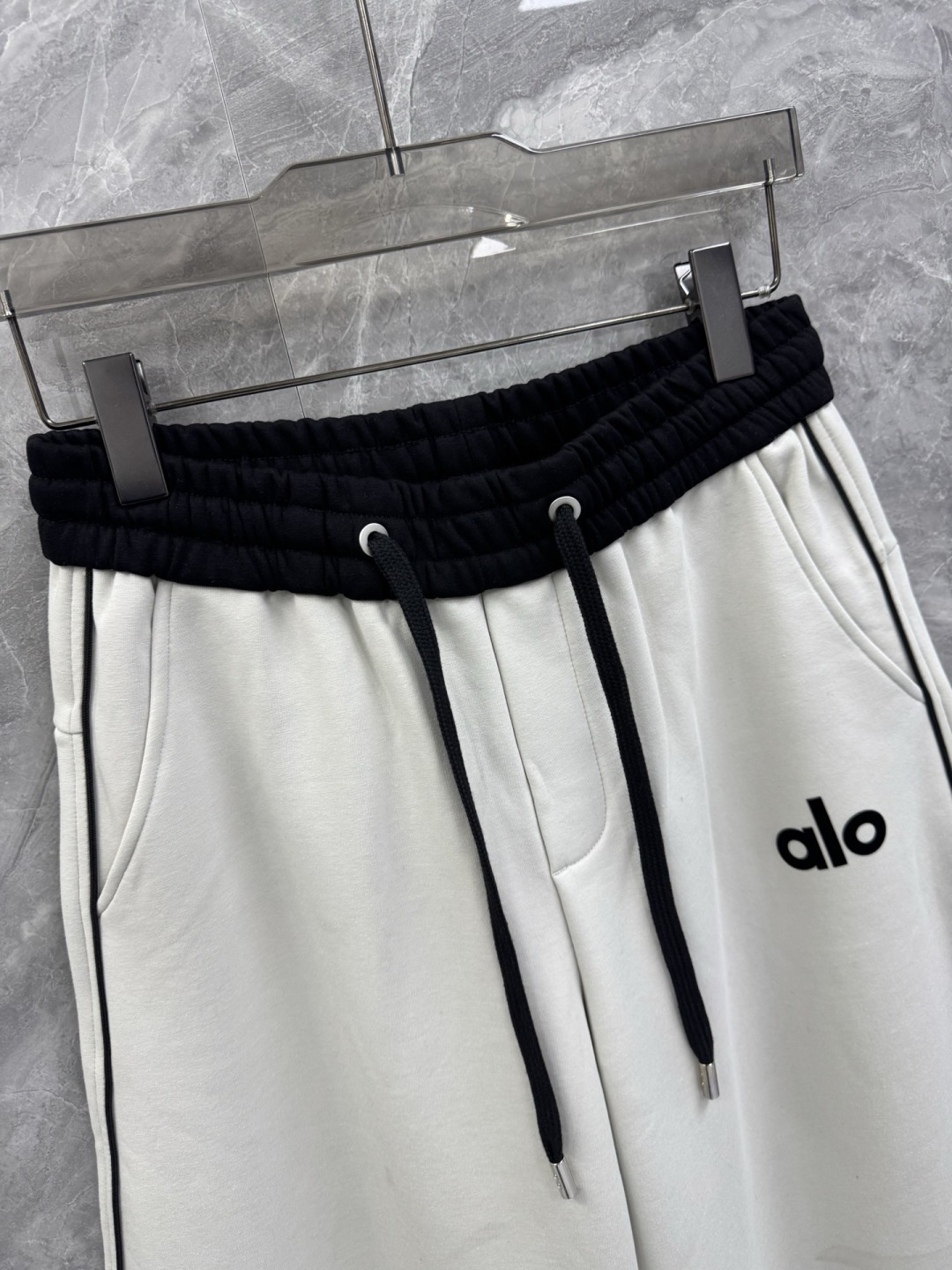 25秋冬新款Alo Yoga撞色拼接宽松加绒长裤，男士植绒logo设计弯刀阔版休闲裤。美国新贵潮流运动品