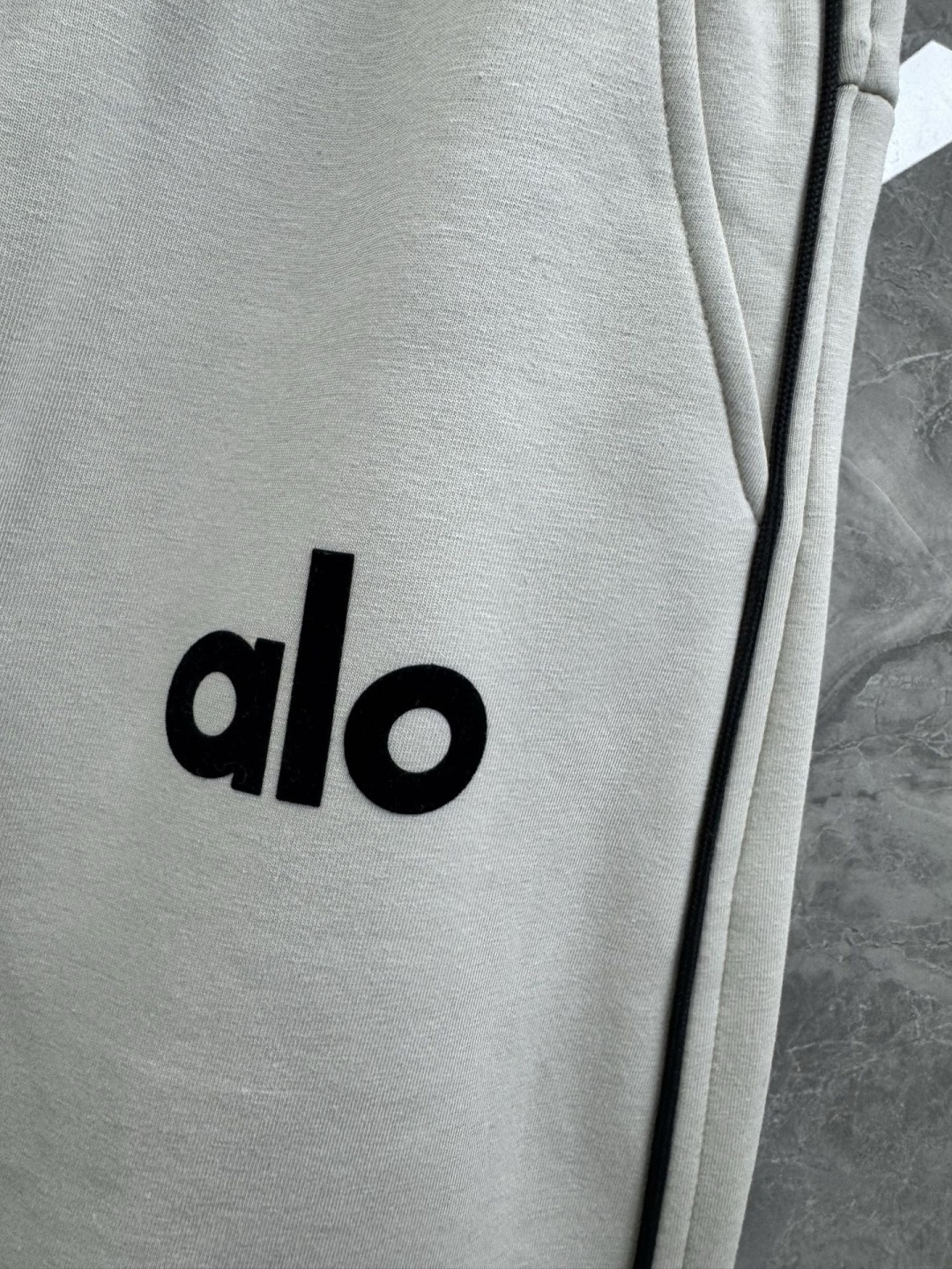 25秋冬新款Alo Yoga撞色拼接宽松加绒长裤，男士植绒logo设计弯刀阔版休闲裤。美国新贵潮流运动品