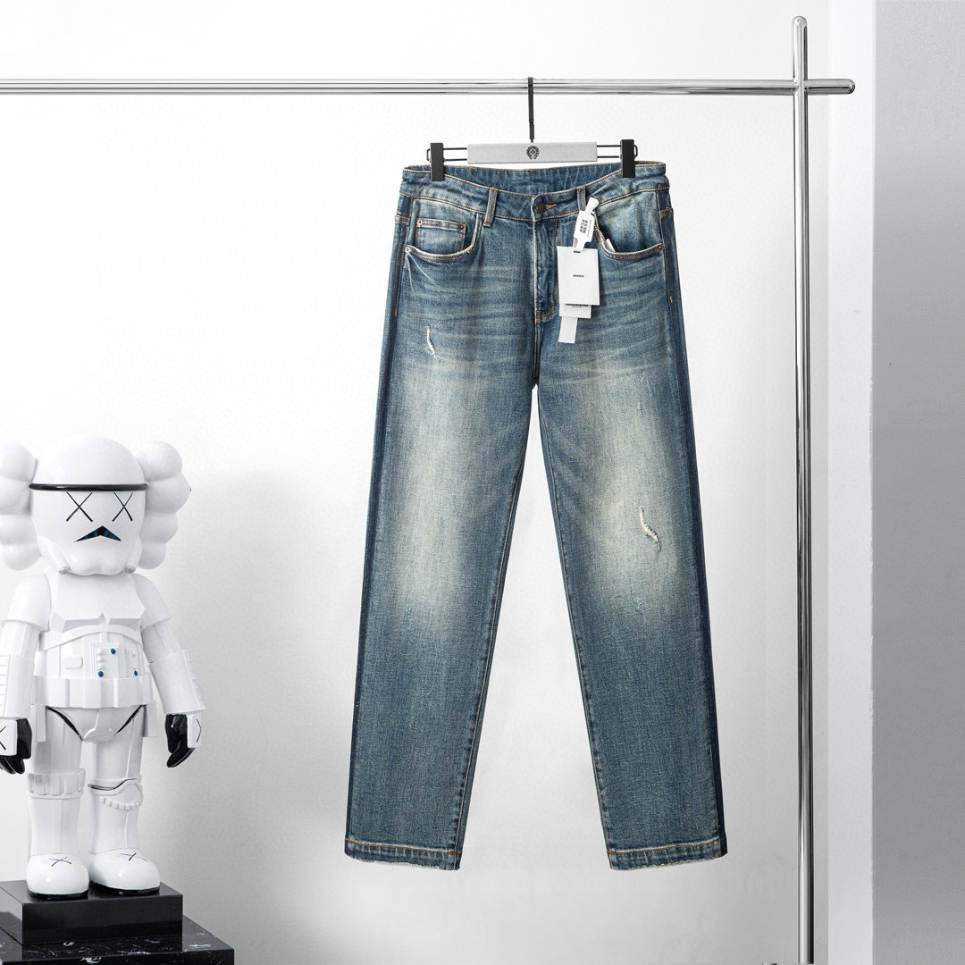 品牌：MIU季度：2025秋冬颜色：蓝色尺码：30-36码版型：微阔中直筒版 牛仔裤重量：14.25盎司