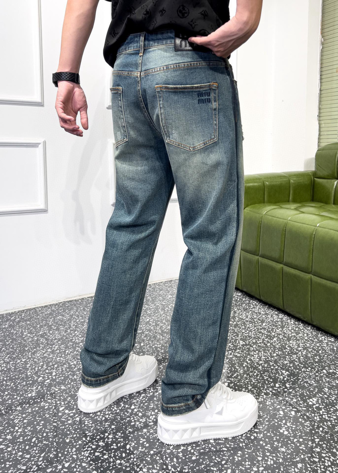 品牌：MIU季度：2025秋冬颜色：蓝色尺码：30-36码版型：微阔中直筒版 牛仔裤重量：14.25盎司