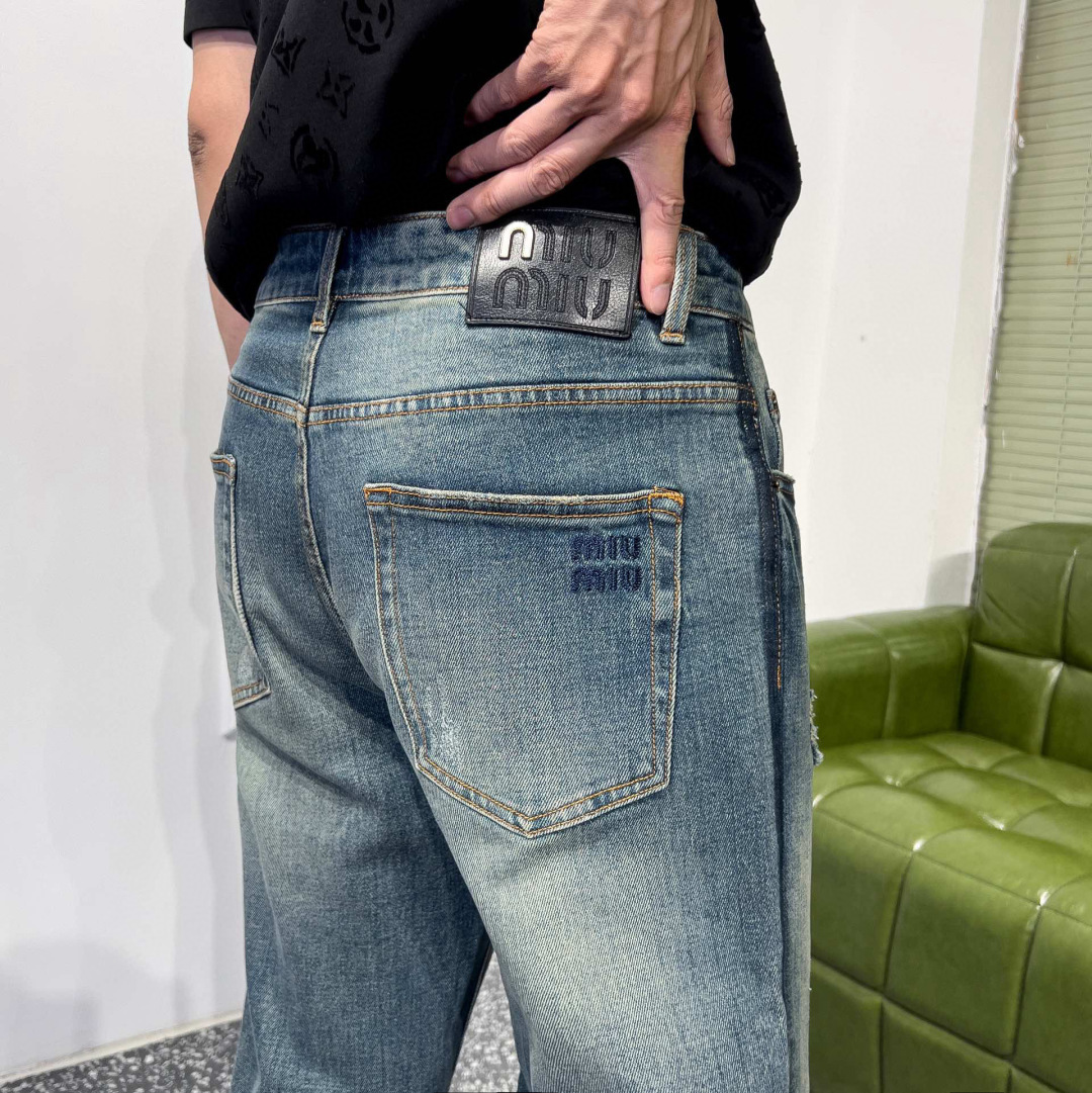 品牌：MIU季度：2025秋冬颜色：蓝色尺码：30-36码版型：微阔中直筒版 牛仔裤重量：14.25盎司