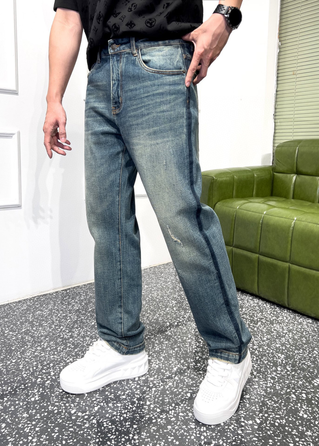 品牌：MIU季度：2025秋冬颜色：蓝色尺码：30-36码版型：微阔中直筒版 牛仔裤重量：14.25盎司