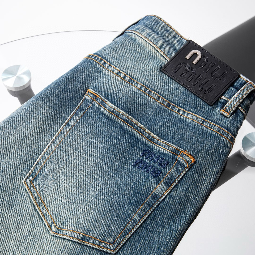 品牌：MIU季度：2025秋冬颜色：蓝色尺码：30-36码版型：微阔中直筒版 牛仔裤重量：14.25盎司