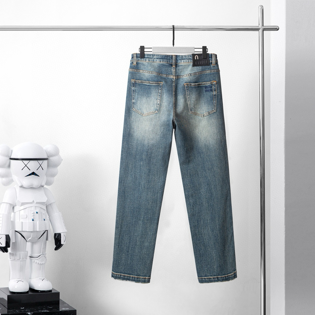 品牌：MIU季度：2025秋冬颜色：蓝色尺码：30-36码版型：微阔中直筒版 牛仔裤重量：14.25盎司