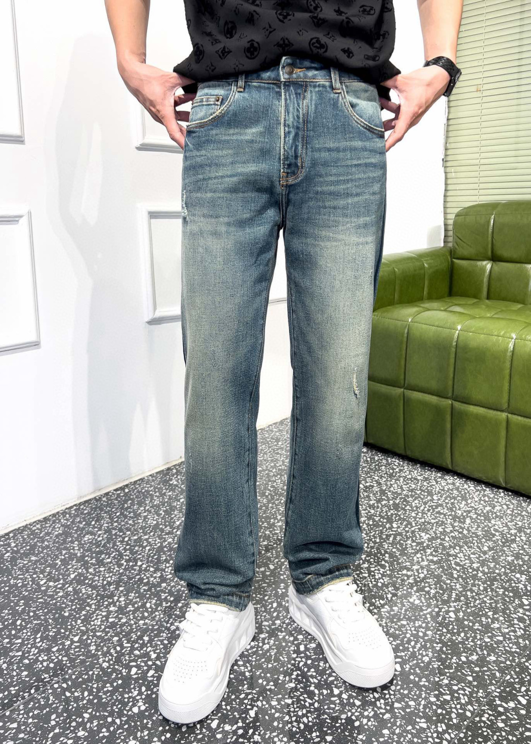 品牌：MIU季度：2025秋冬颜色：蓝色尺码：30-36码版型：微阔中直筒版 牛仔裤重量：14.25盎司