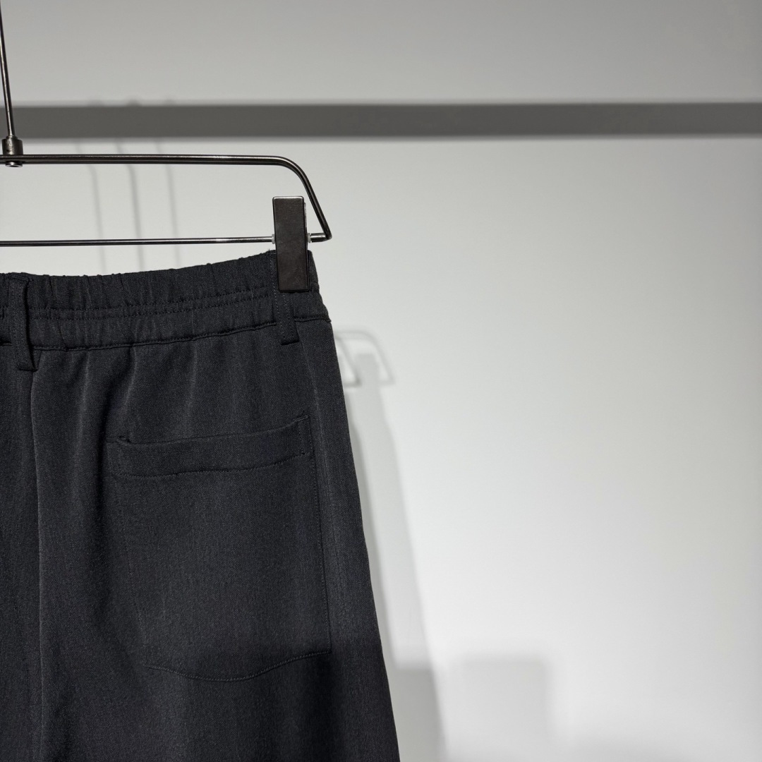 CELINE 思琳时装休闲裤宽松版型、时尚西裤休闲慵懒完美融合演变而来、纯棉材质立体剪裁拼接松紧设计！！