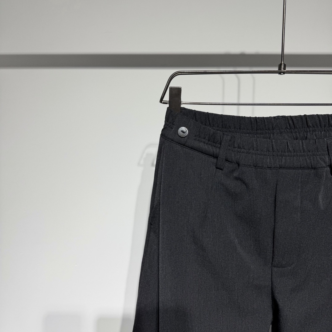 CELINE 思琳时装休闲裤宽松版型、时尚西裤休闲慵懒完美融合演变而来、纯棉材质立体剪裁拼接松紧设计！！