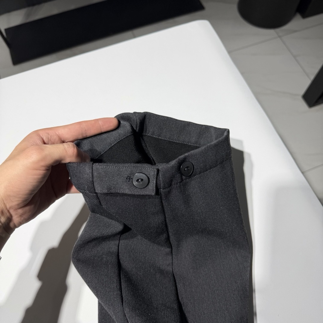 CELINE 思琳时装休闲裤宽松版型、时尚西裤休闲慵懒完美融合演变而来、纯棉材质立体剪裁拼接松紧设计！！