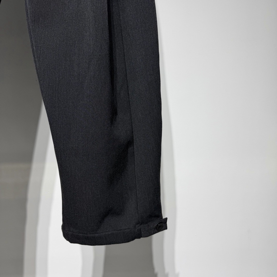 CELINE 思琳时装休闲裤宽松版型、时尚西裤休闲慵懒完美融合演变而来、纯棉材质立体剪裁拼接松紧设计！！