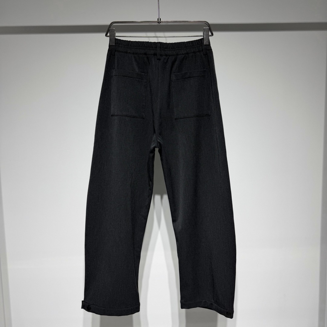 CELINE 思琳时装休闲裤宽松版型、时尚西裤休闲慵懒完美融合演变而来、纯棉材质立体剪裁拼接松紧设计！！