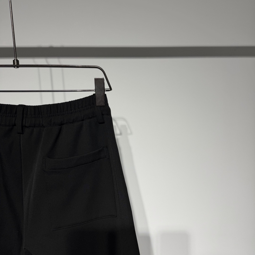 CELINE 思琳时装休闲裤宽松版型、时尚西裤休闲慵懒完美融合演变而来、纯棉材质立体剪裁拼接松紧设计！！