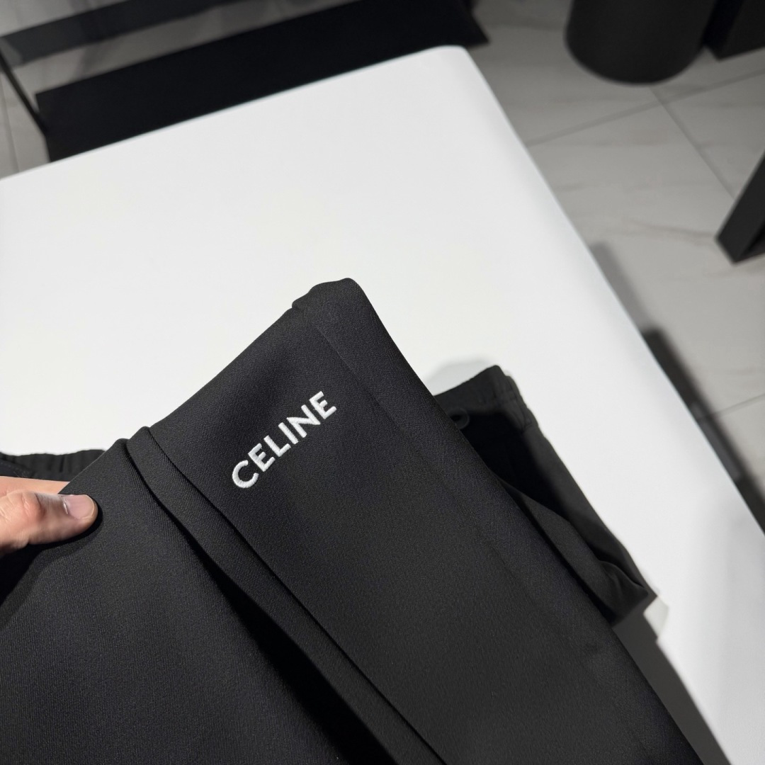 CELINE 思琳时装休闲裤宽松版型、时尚西裤休闲慵懒完美融合演变而来、纯棉材质立体剪裁拼接松紧设计！！