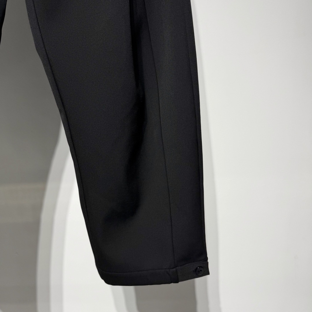 CELINE 思琳时装休闲裤宽松版型、时尚西裤休闲慵懒完美融合演变而来、纯棉材质立体剪裁拼接松紧设计！！