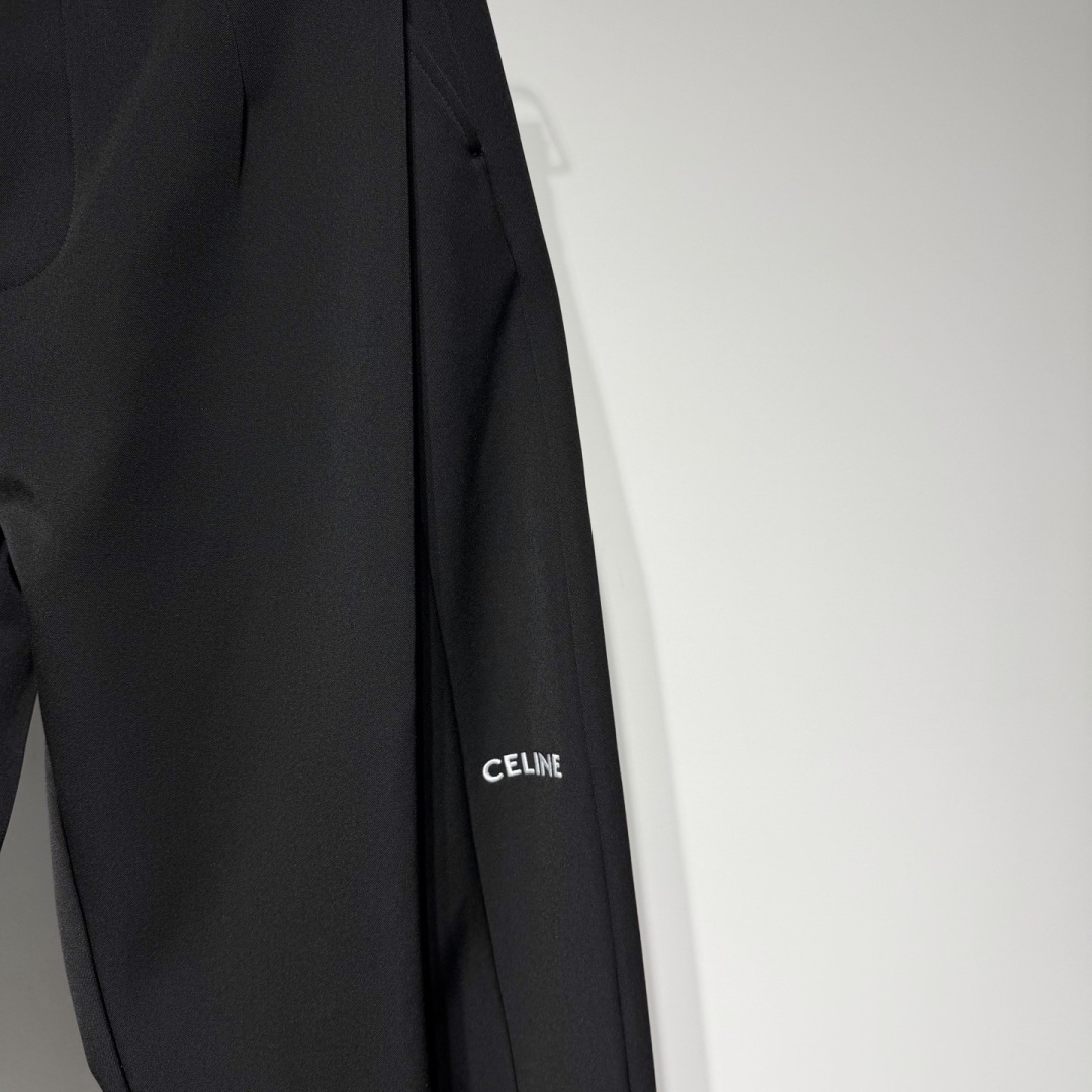 CELINE 思琳时装休闲裤宽松版型、时尚西裤休闲慵懒完美融合演变而来、纯棉材质立体剪裁拼接松紧设计！！