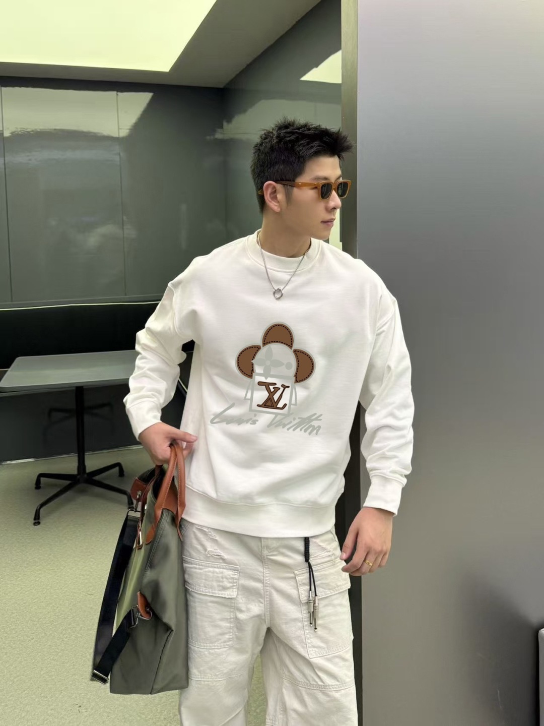 1V*2025秋冬新款 个性字母logo印花 定制面料400g 圆领卫衣 男女同款尺码：S M L XL