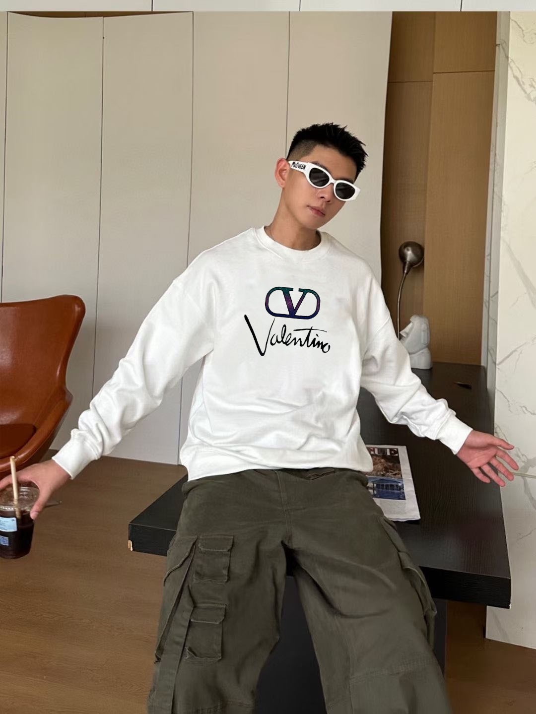 VALENT* 华伦天奴*2025秋冬新款圆领卫衣400克毛圈纯棉字母logo立体厚板胶➕渐变葱粉颜色：