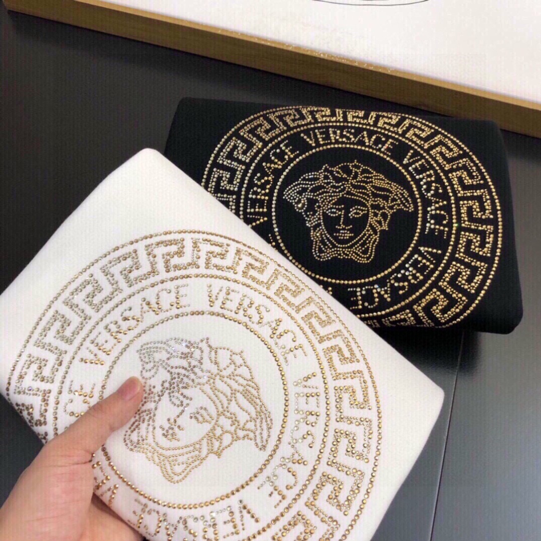 VER24S秋冬男士圆领长袖卫衣.....烫钻美杜莎就是喜欢这一款…………深深印入你的内心……耐穿性和舒