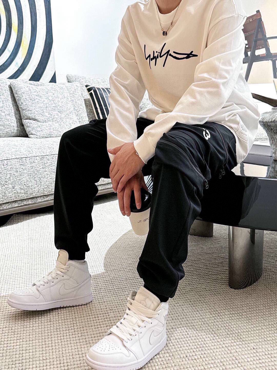 秋季新款🌟Y3，新款长袖 胸前经典logo印花工艺，领子小磨破设计，360克纯棉面料制作 宽松版型，男女