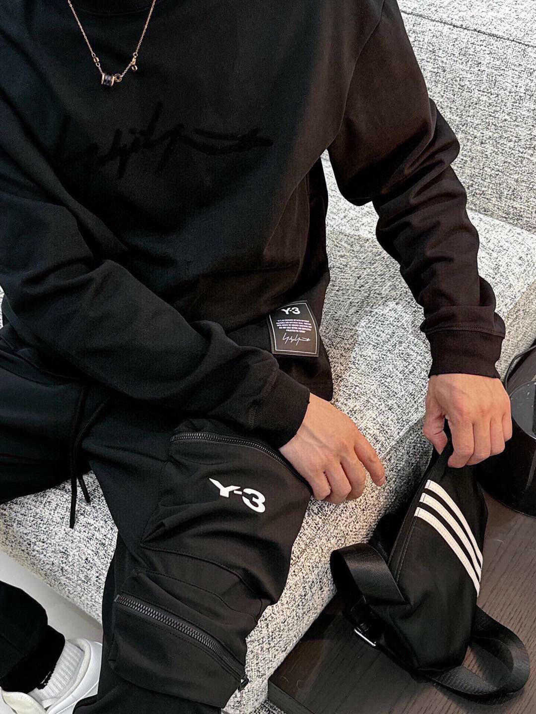 秋季新款🌟Y3，新款长袖 胸前经典logo印花工艺，领子小磨破设计，360克纯棉面料制作 宽松版型，男女