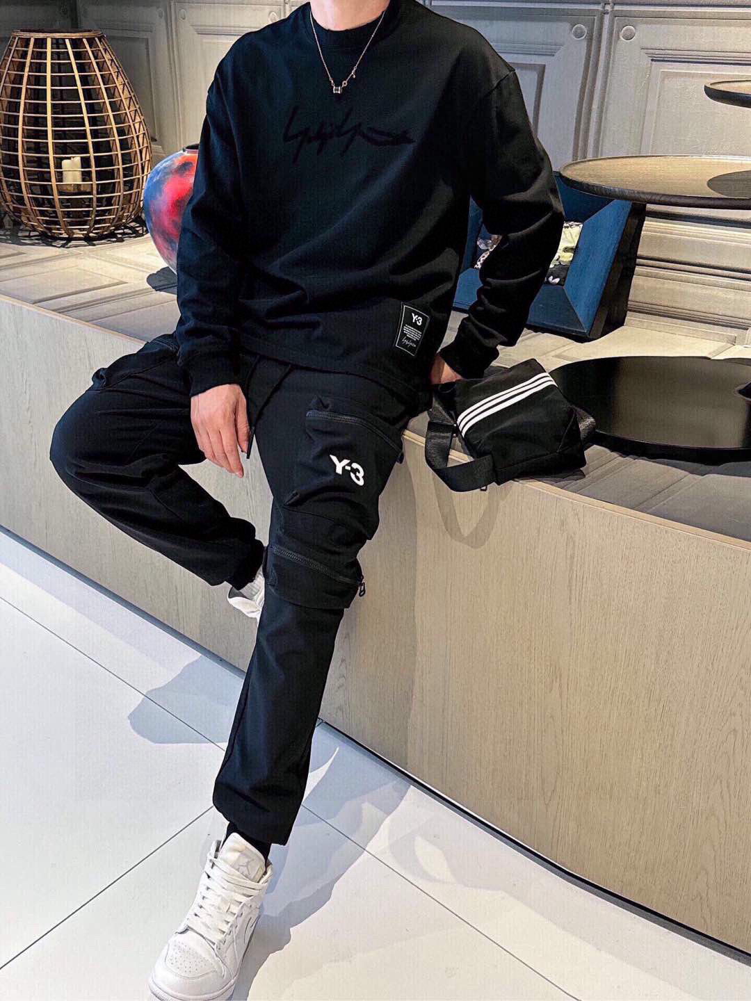 秋季新款🌟Y3，新款长袖 胸前经典logo印花工艺，领子小磨破设计，360克纯棉面料制作 宽松版型，男女