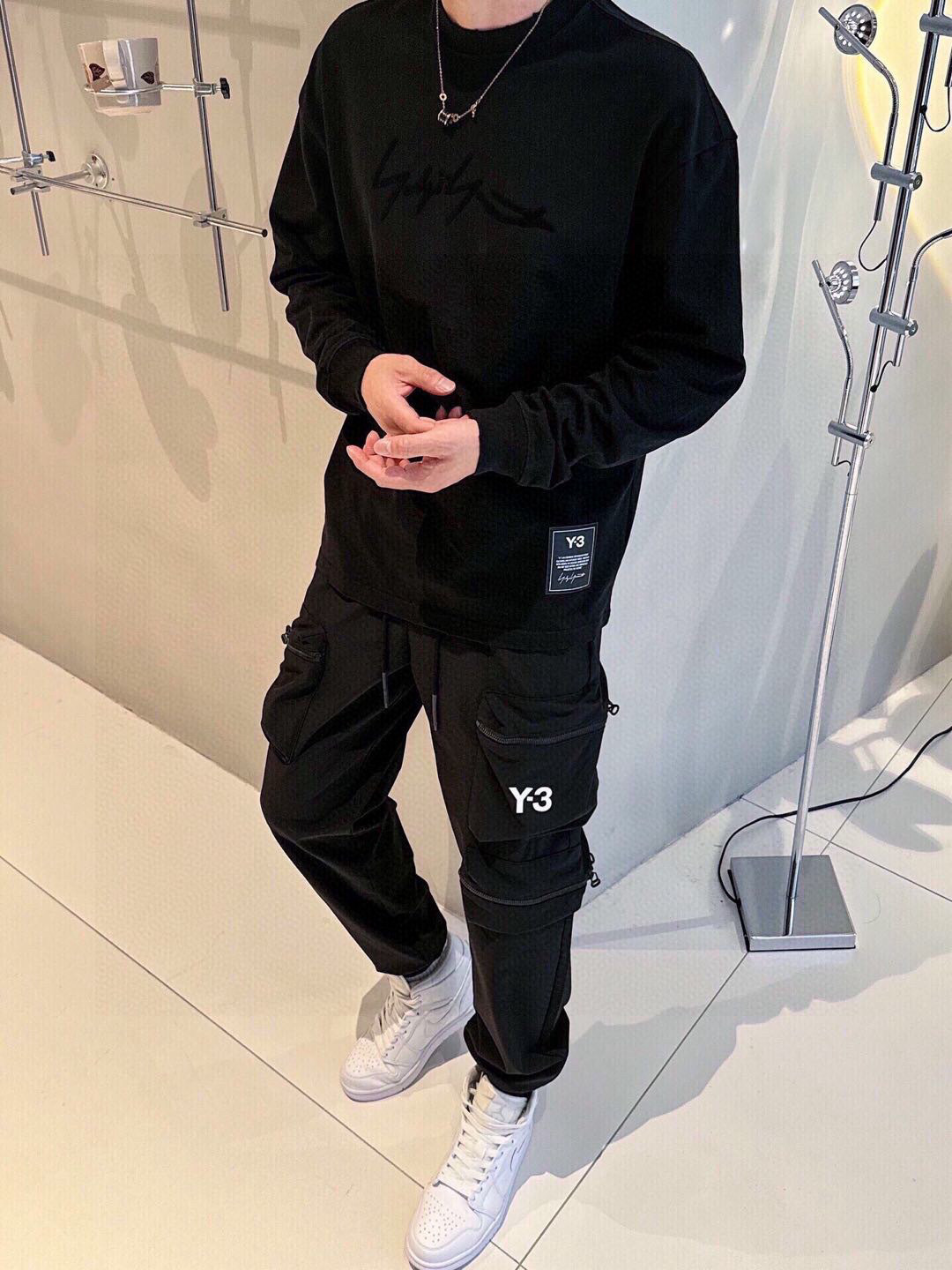 秋季新款🌟Y3，新款长袖 胸前经典logo印花工艺，领子小磨破设计，360克纯棉面料制作 宽松版型，男女